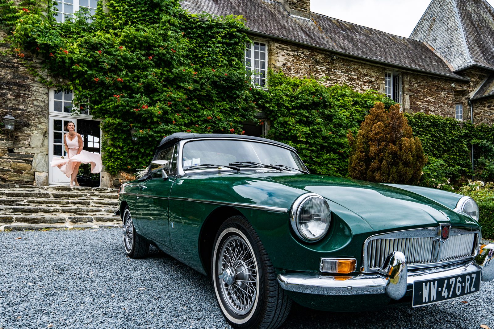 Une voiture ancienne vert anglais devant le perron couvert de lierre — mariage au Château de la Roque, Théreval — Arnaud Chapelle photographe Normandie