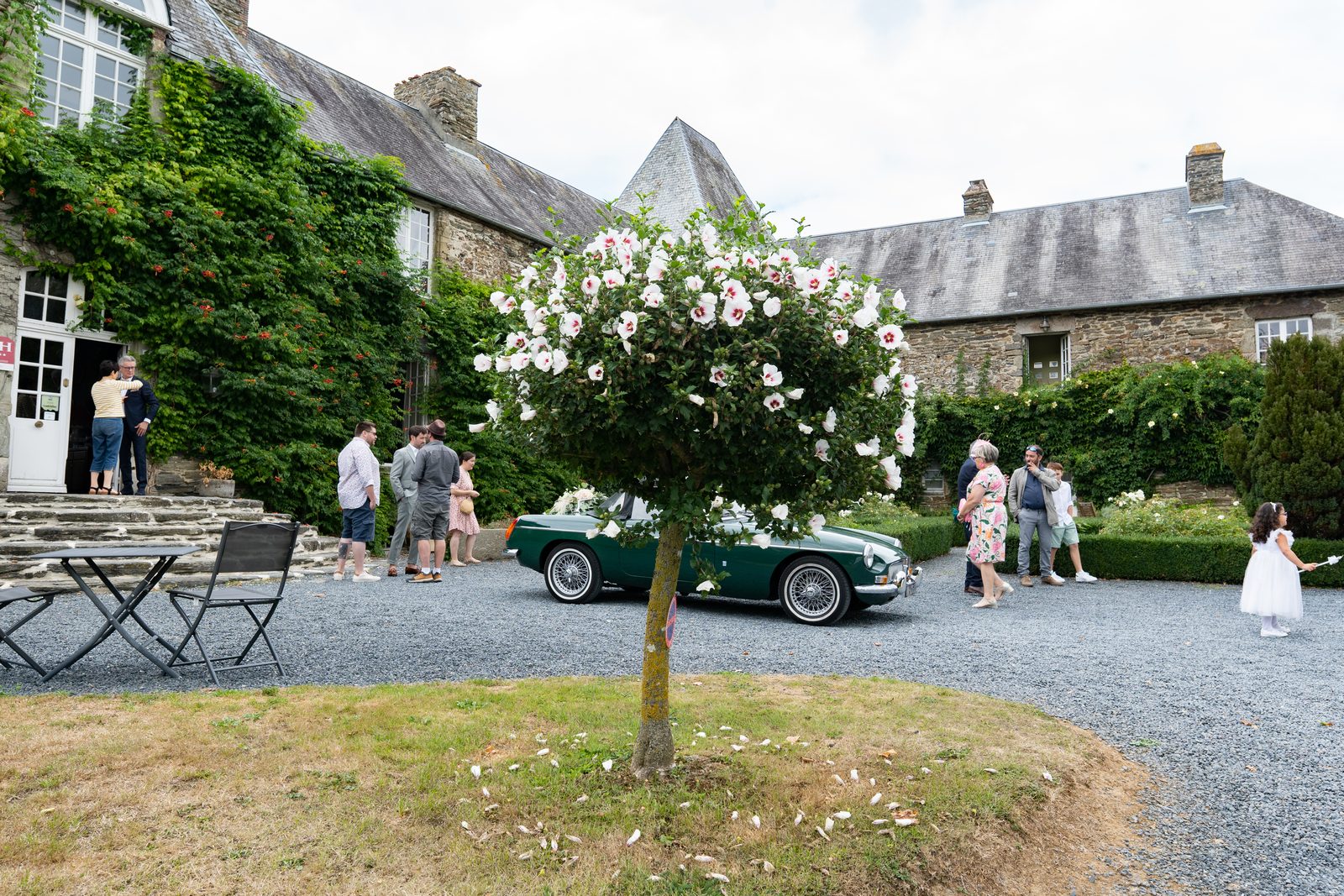 Le château, son jardin et la voiture vert anglais au matin du mariage — Château de la Roque, Théreval — Arnaud Chapelle