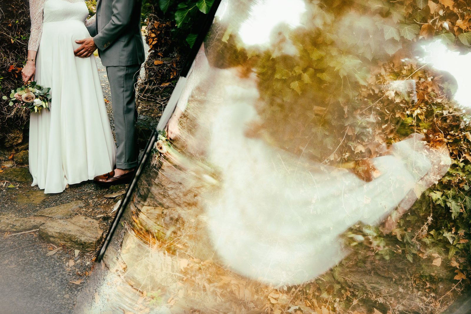 La robe et le bouquet dans un reflet du parc — mariage au Château de la Roque — Arnaud Chapelle