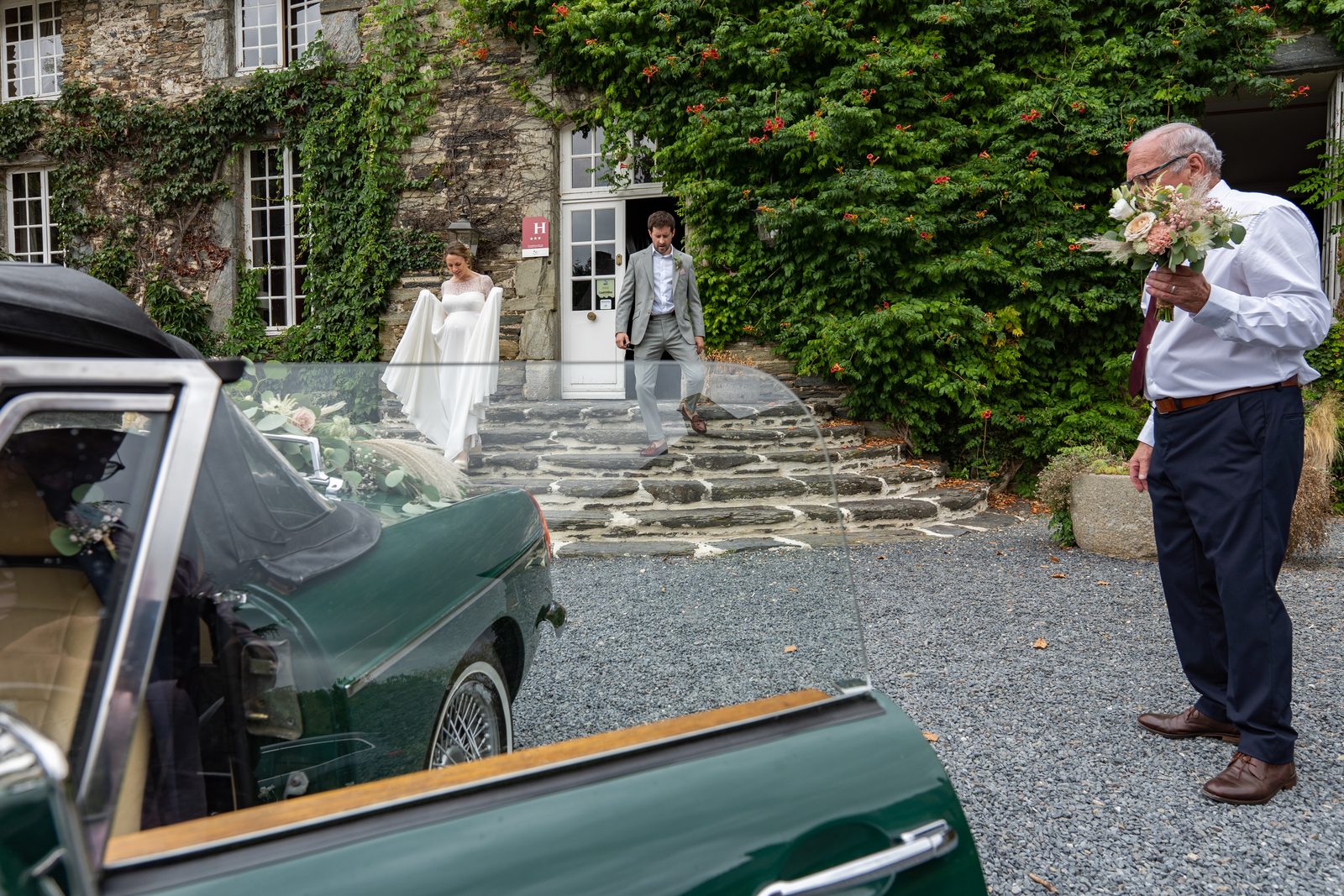 Départ pour la mairie : la voiture vert anglais au pied de l'escalier du château — Château de la Roque — Arnaud Chapelle