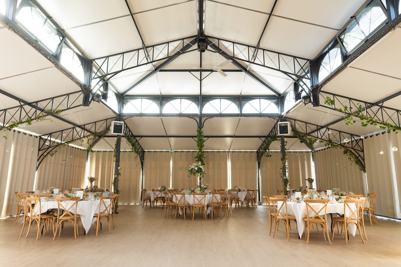 La salle de L'Orangerie dressée pour le dîner, sous la verrière — Château de la Roque — Arnaud Chapelle