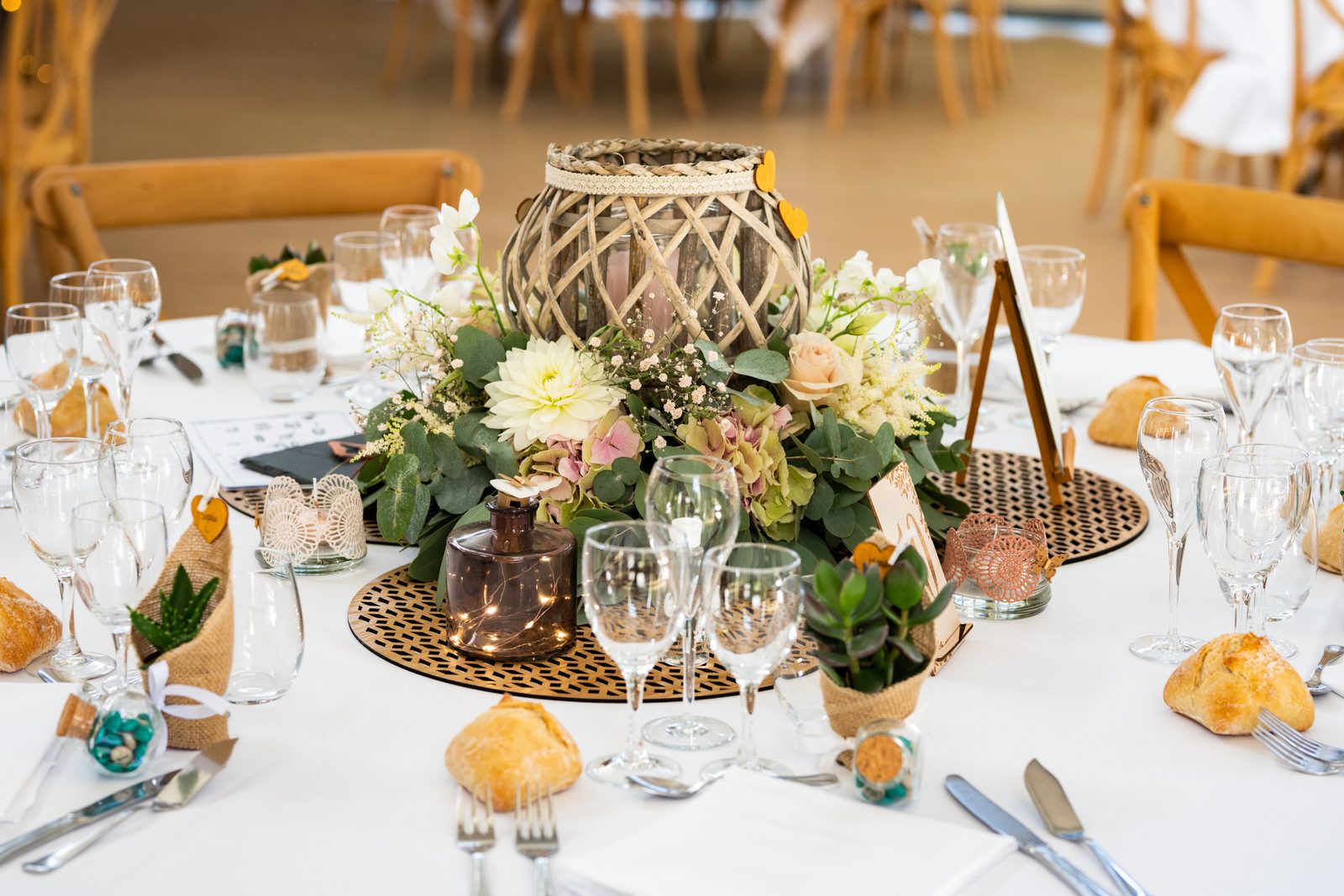Le centre de table, hortensias et verres — dîner à L'Orangerie du Château de la Roque — Arnaud Chapelle