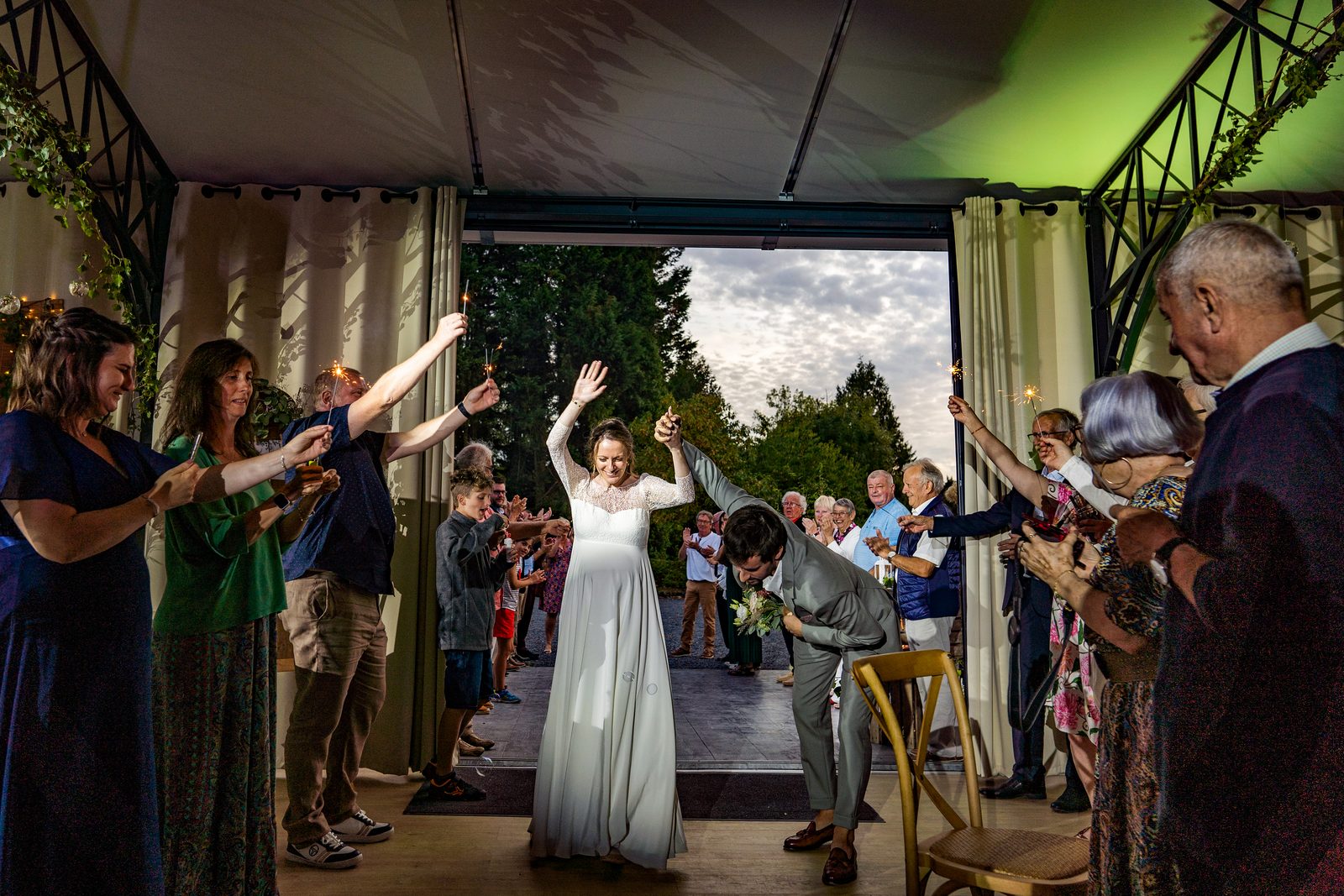L'entrée des mariés à L'Orangerie, les invités lèvent les bras — Château de la Roque — Arnaud Chapelle