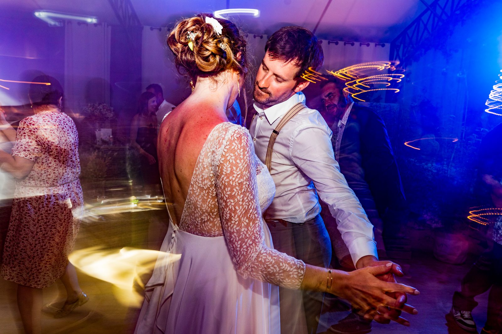 Alexandra et Benjamin dansent, traînées de lumière — soirée au Château de la Roque, Théreval — Arnaud Chapelle