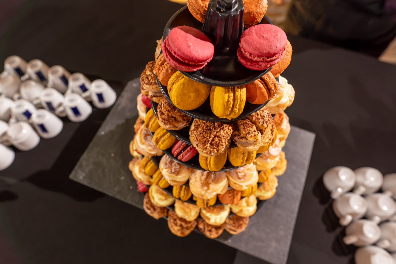 La pièce montée de macarons et de choux — traiteur O Loup Saint Michel — mariage aux Châteaux de La Lucerne d'Outremer — Arnaud Chapelle