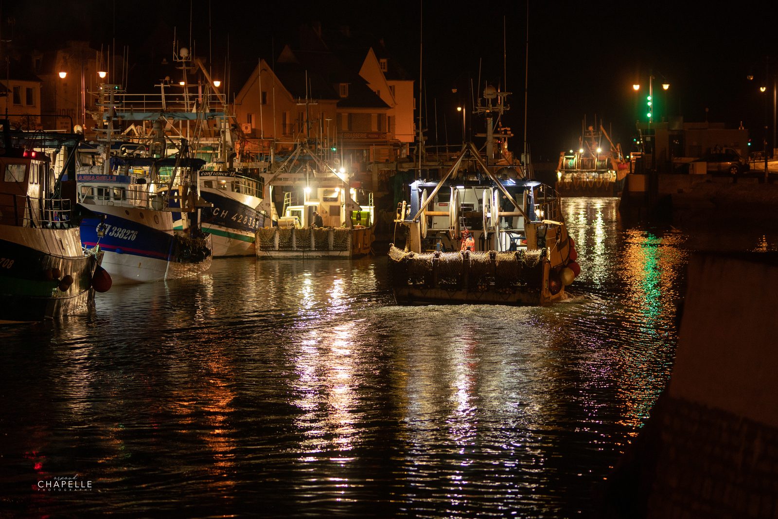 Le port de Grandcamp-Maisy de nuit, les chalutiers éclairés avant le départ — Arnaud Chapelle