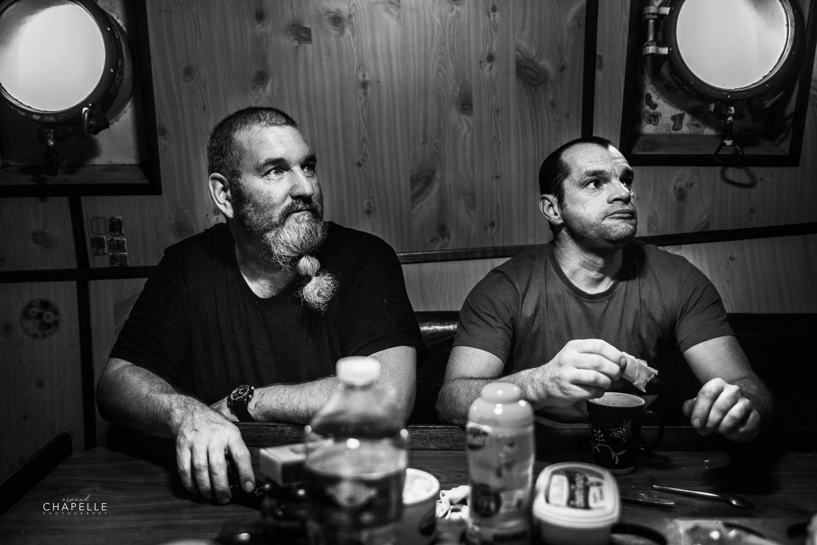 Deux marins à table dans le carré du Télémaque, en noir et blanc — Arnaud Chapelle