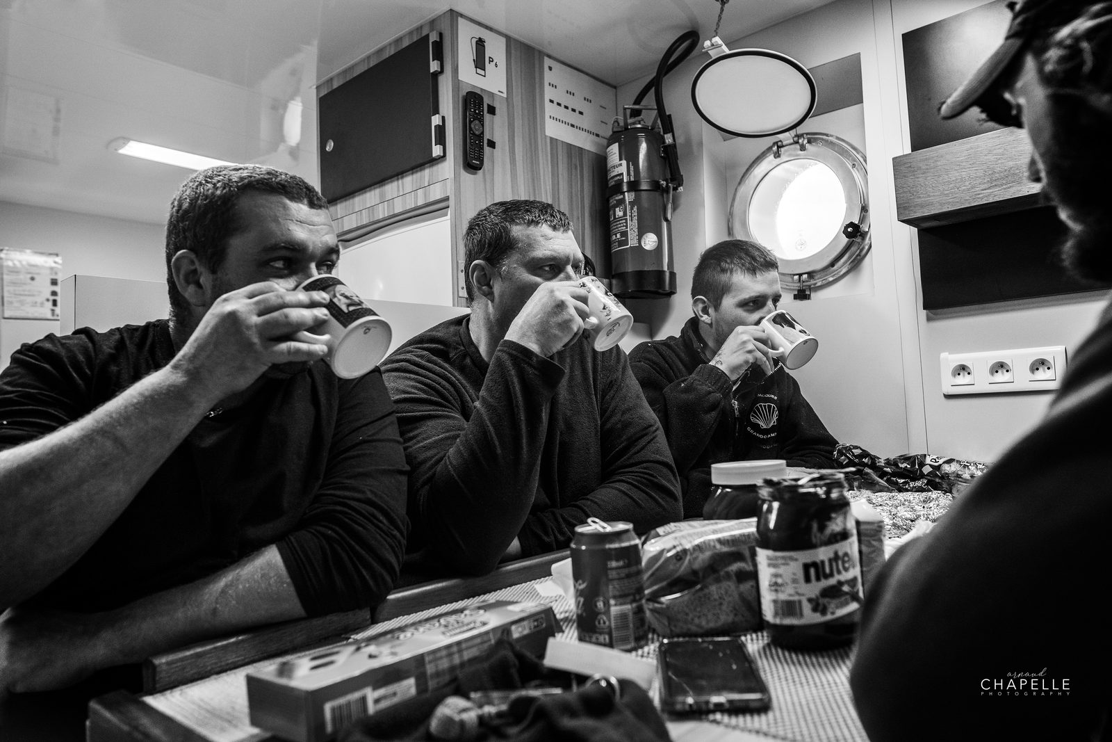 Les marins boivent le café dans le carré, en noir et blanc — Télémaque, novembre 2022 — Arnaud Chapelle