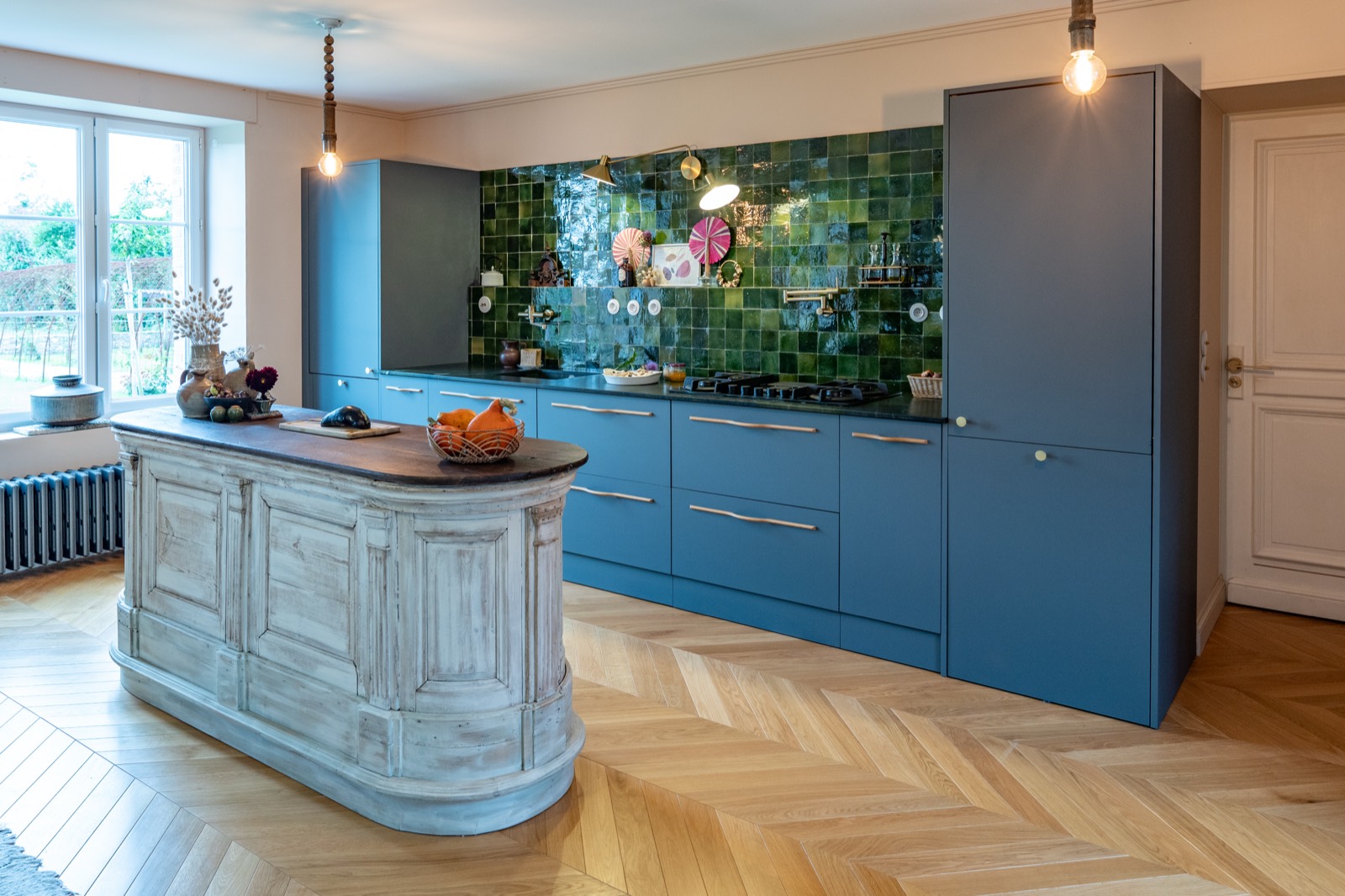 Cuisine sur mesure bleue à crédence de zelliges verts, réalisée par les Menuiseries du Cotentin