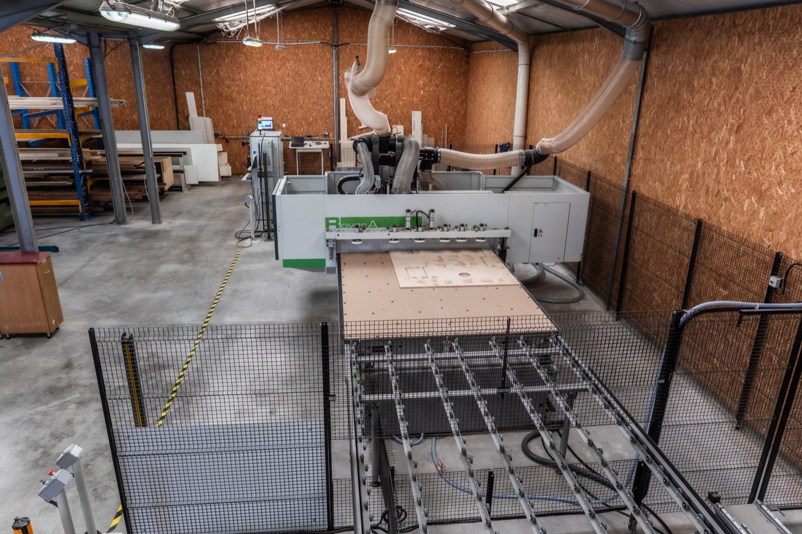 L'atelier de production et ses machines, menuiserie à Port-Bail-sur-Mer — Arnaud Chapelle photographe d'entreprise