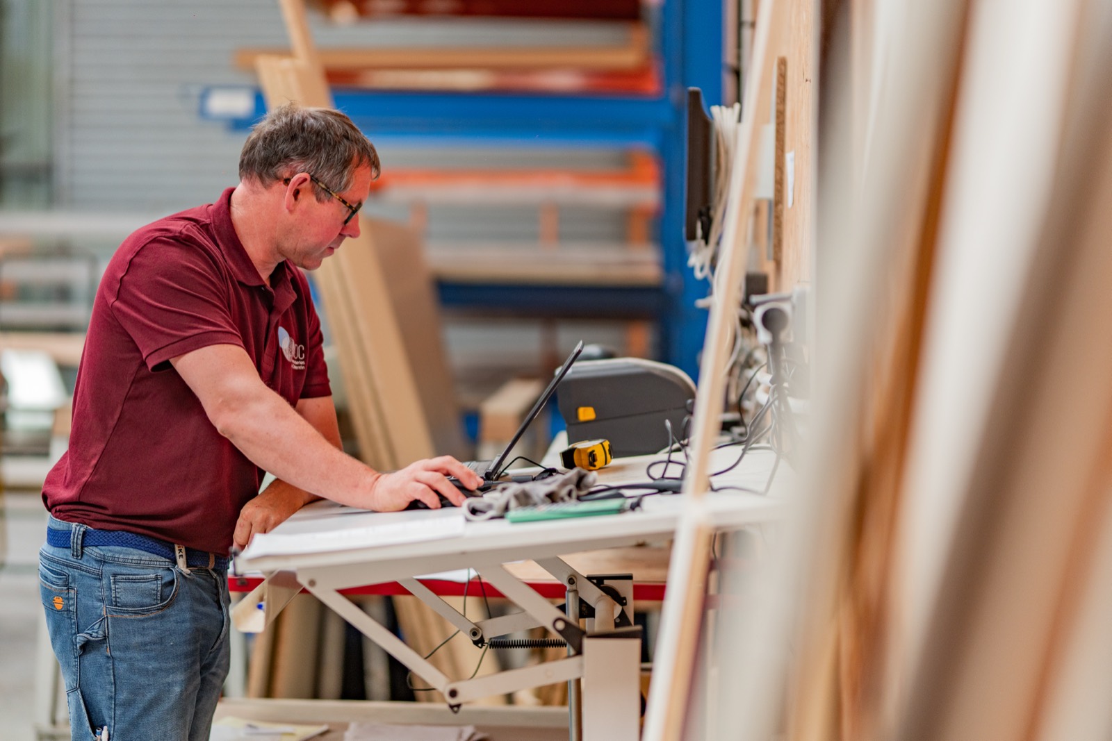 Travail sur la machine à bois au milieu des tasseaux de l'atelier — Port-Bail-sur-Mer, Manche — Arnaud Chapelle