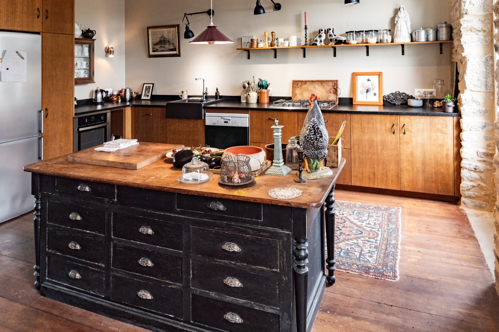 Cuisine sur mesure en bois et pierre avec îlot ancien, réalisée par les Menuiseries du Cotentin — Arnaud Chapelle photographe