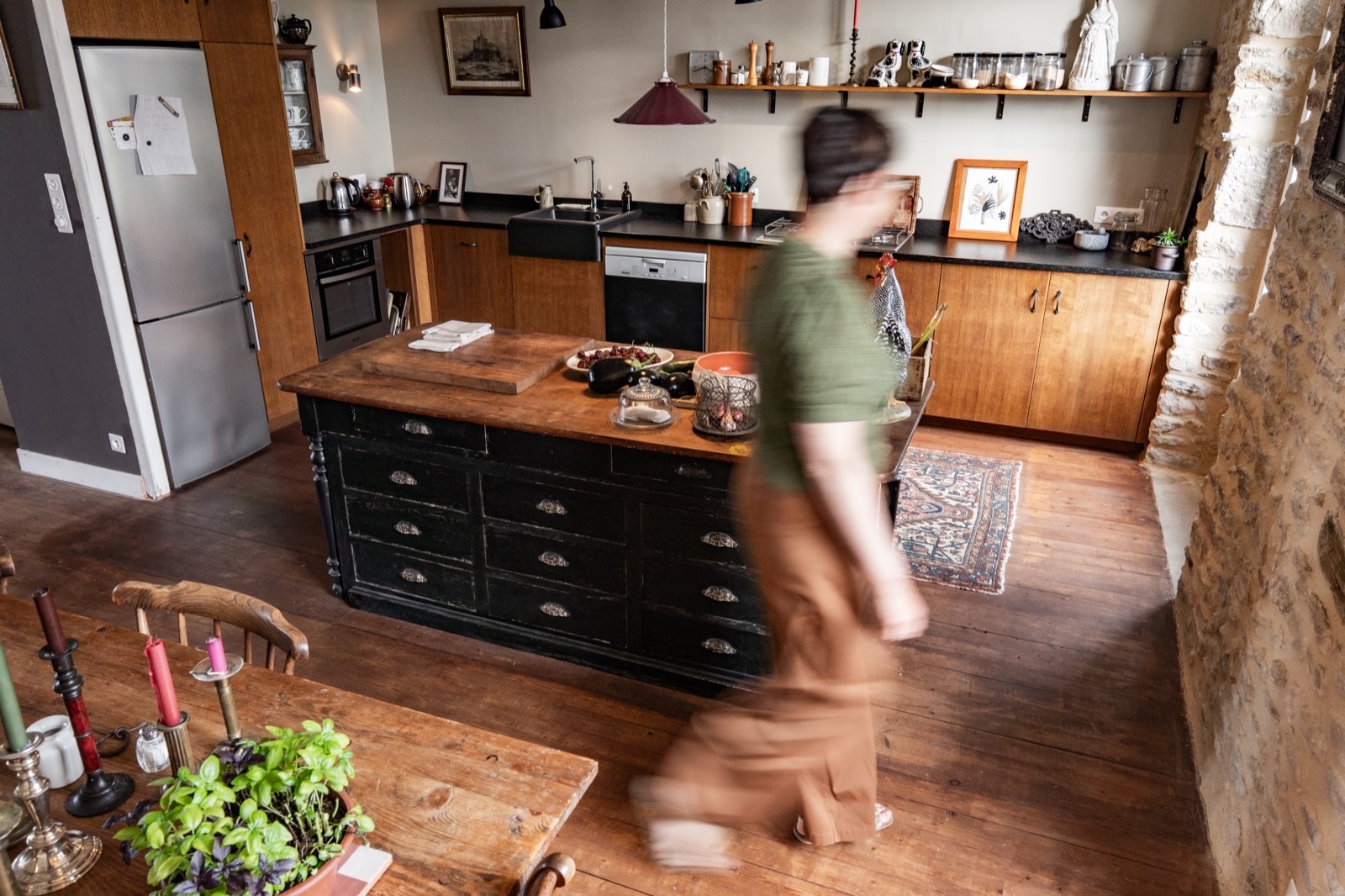 La cuisine vécue, une silhouette en mouvement dans la pièce — réalisation des Menuiseries du Cotentin — Arnaud Chapelle