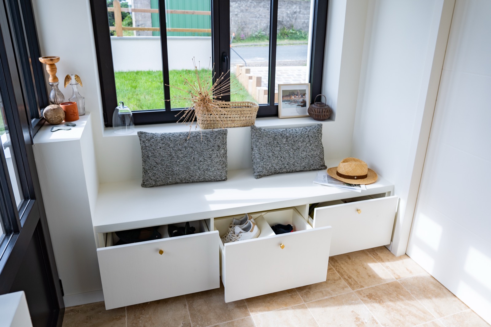 Banquette sur mesure à tiroirs sous une verrière, agencement intérieur — Menuiseries du Cotentin — Arnaud Chapelle