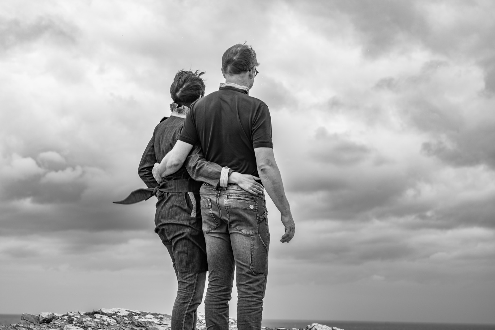 Les deux dirigeants de dos face au ciel et à la mer, en noir et blanc — portrait d'entreprise dans le Cotentin — Arnaud Chapelle