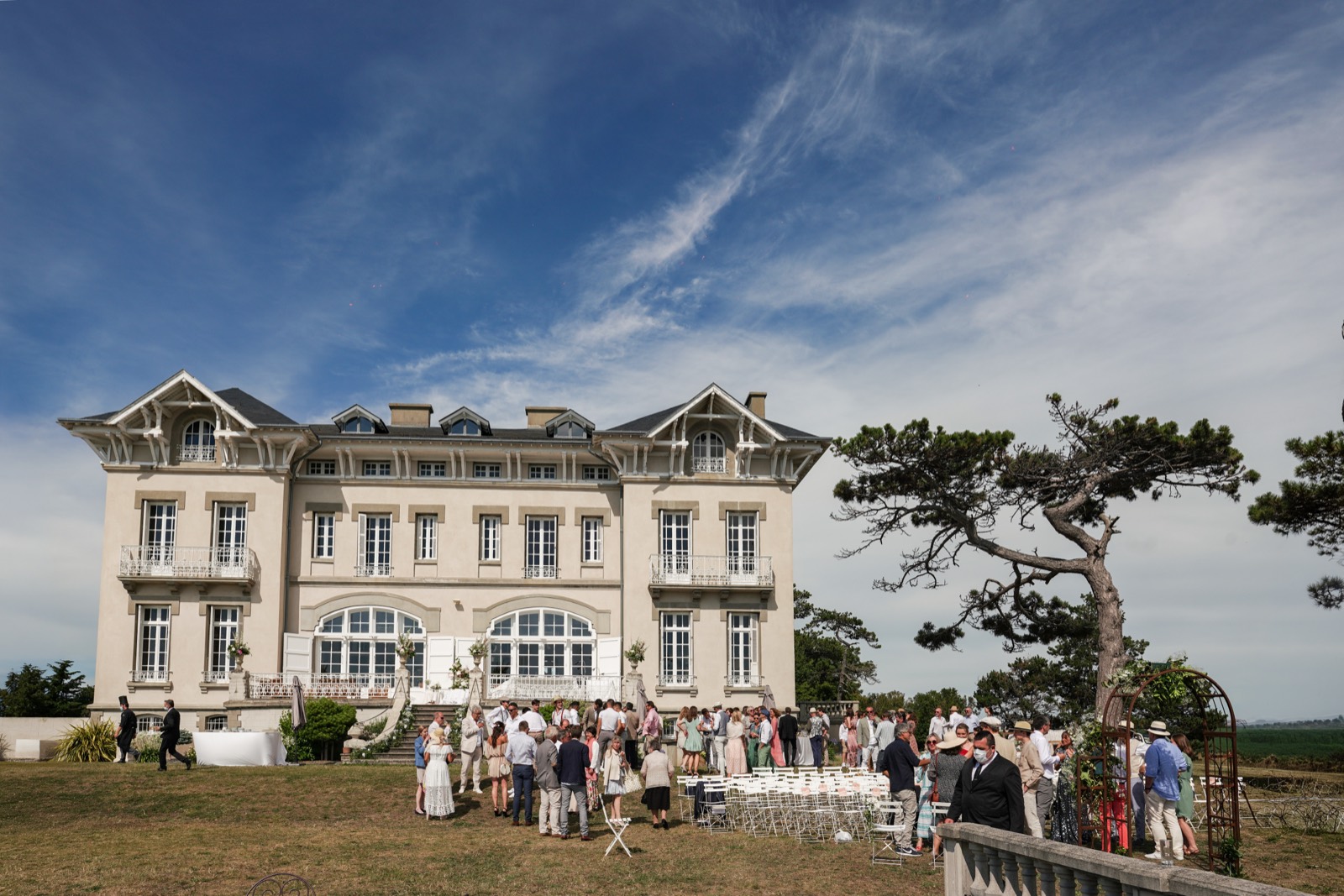 Le Château de la Crête et les invités réunis devant la façade, la mer en contrebas — mariage à Granville
