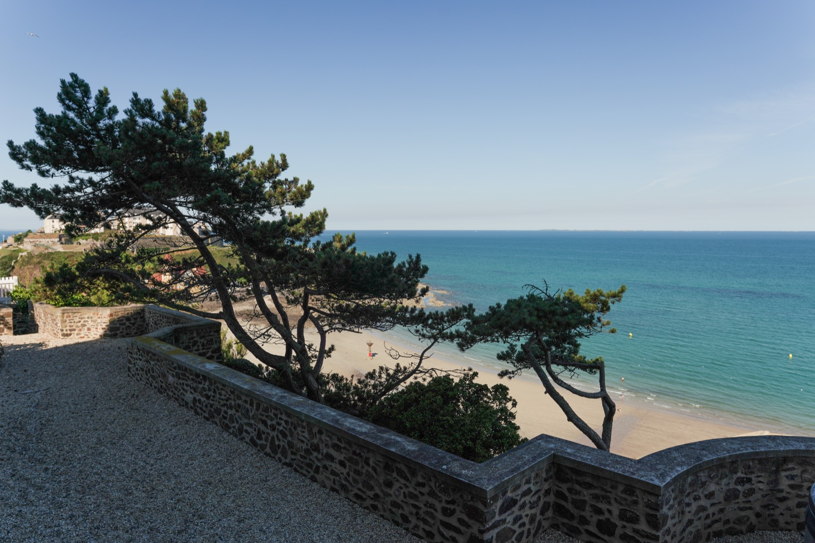 La plage et la mer vues depuis la terrasse de pierre du Château de la Crête au petit matin — mariage à Granville — Arnaud Chapelle photographe Normandie