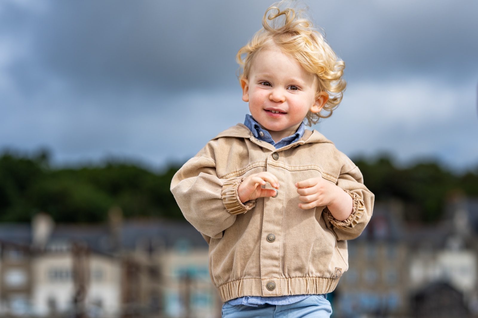 Portrait du petit garçon blond, le port de Cancale flou derrière lui — Arnaud Chapelle photographe famille