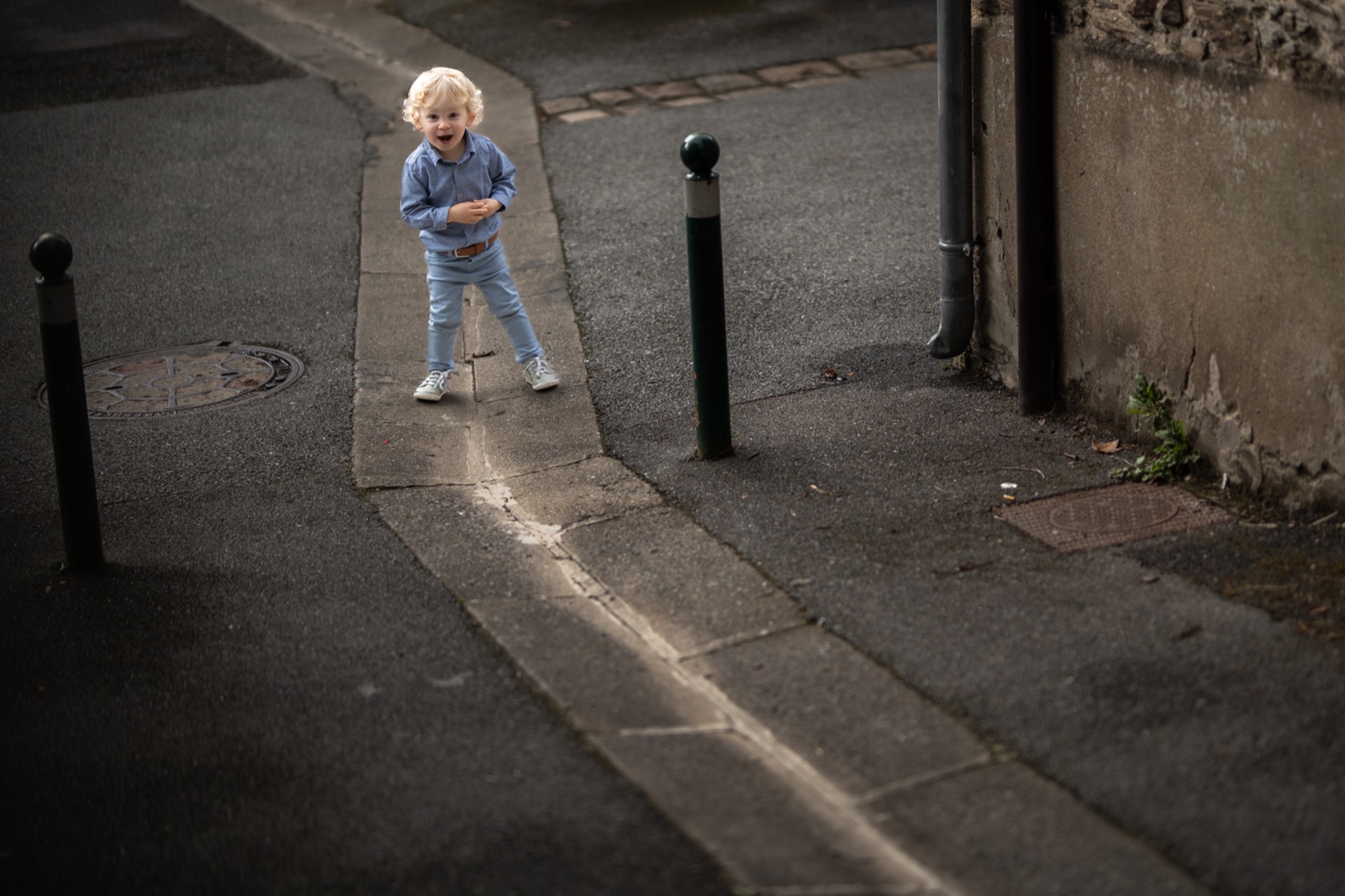 Le petit garçon seul sur le trottoir d'une ruelle de Cancale — Arnaud Chapelle photographe famille