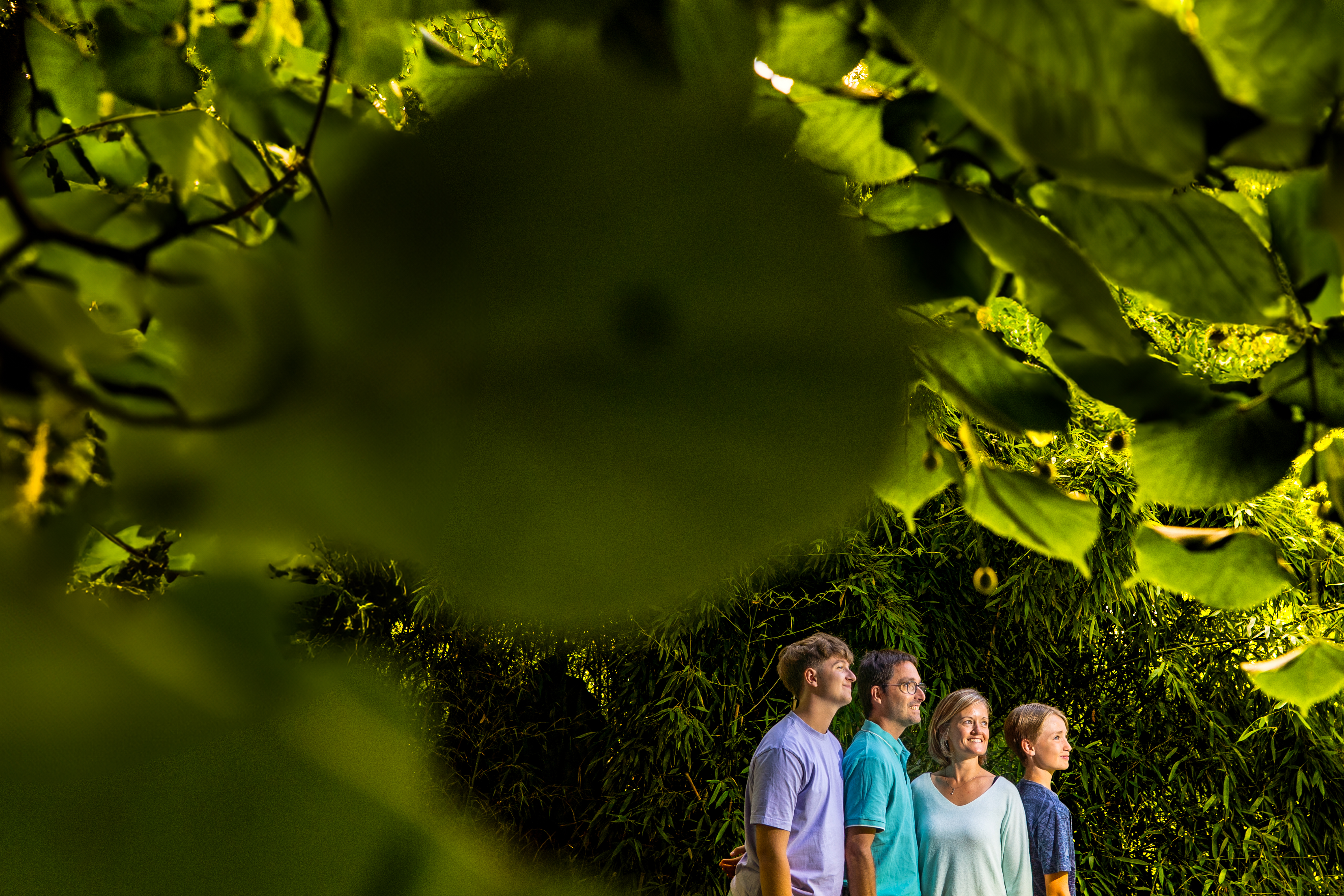 Portrait de famille en extérieur sur l'île Mosselman, Saint-Lô — Arnaud Chapelle Photographe Normandie