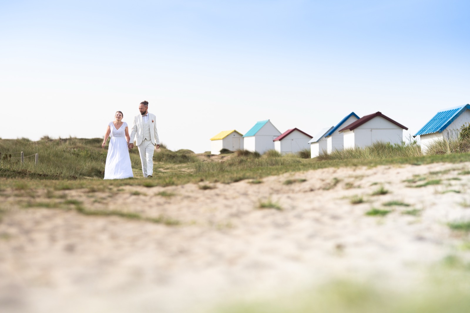 Séance couple devant les cabanes colorées de Gouville-sur-Mer — Arnaud Chapelle photographe Normandie