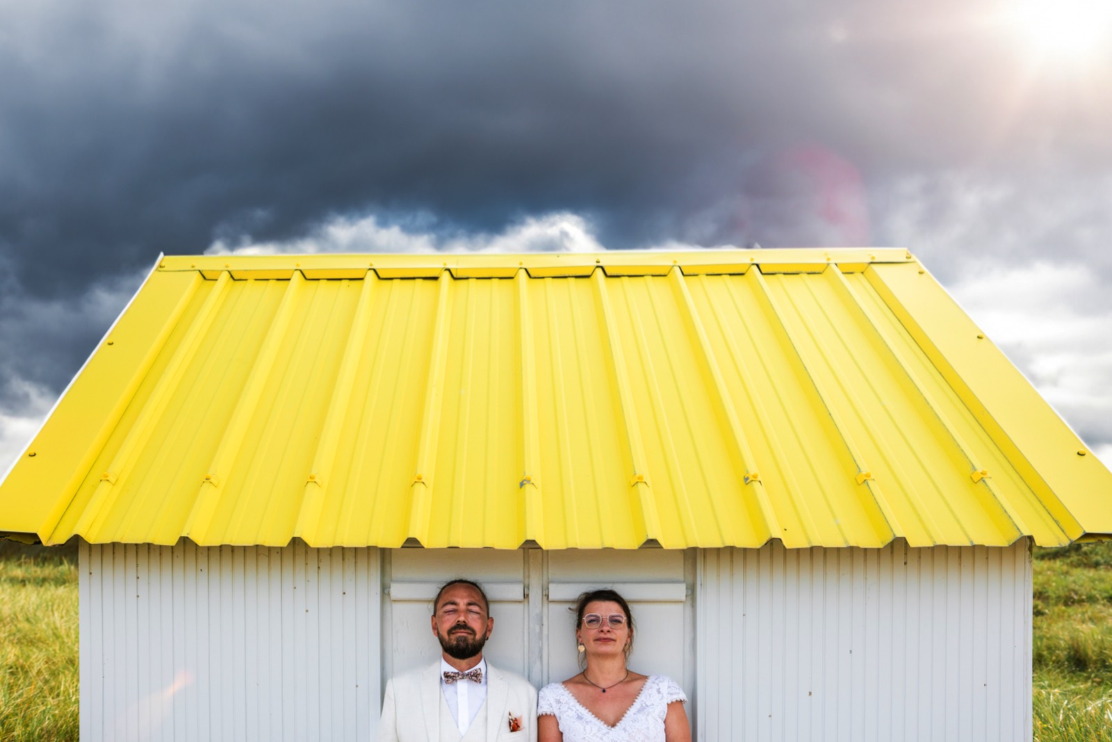 Couple sous une cabane de plage à Gouville-sur-Mer — Arnaud Chapelle photographe Normandie