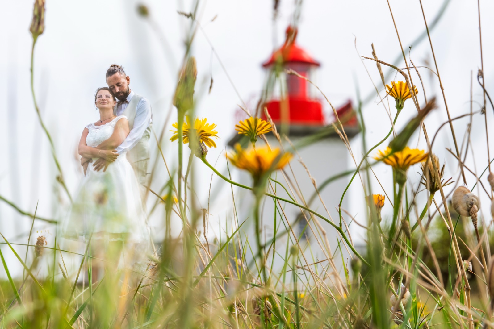 Couple et le phare de Gouville-sur-Mer dans les fleurs des dunes — Arnaud Chapelle