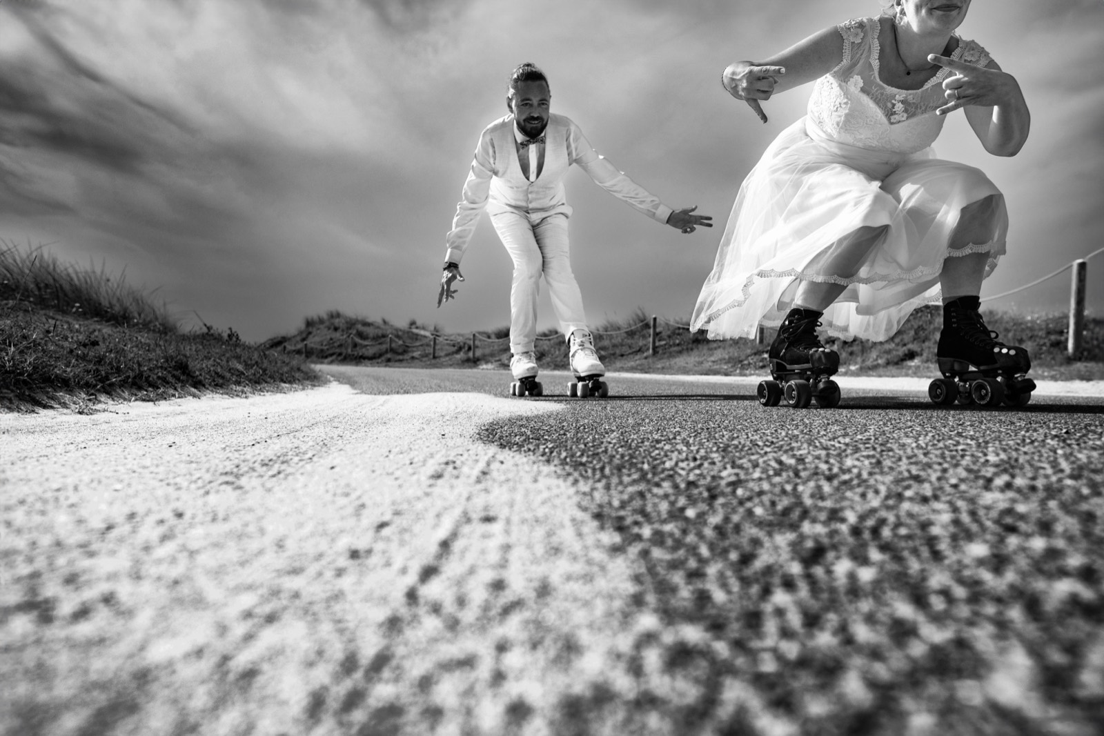 Couple en rollers sur une route du littoral de la Manche — Arnaud Chapelle photographe Normandie