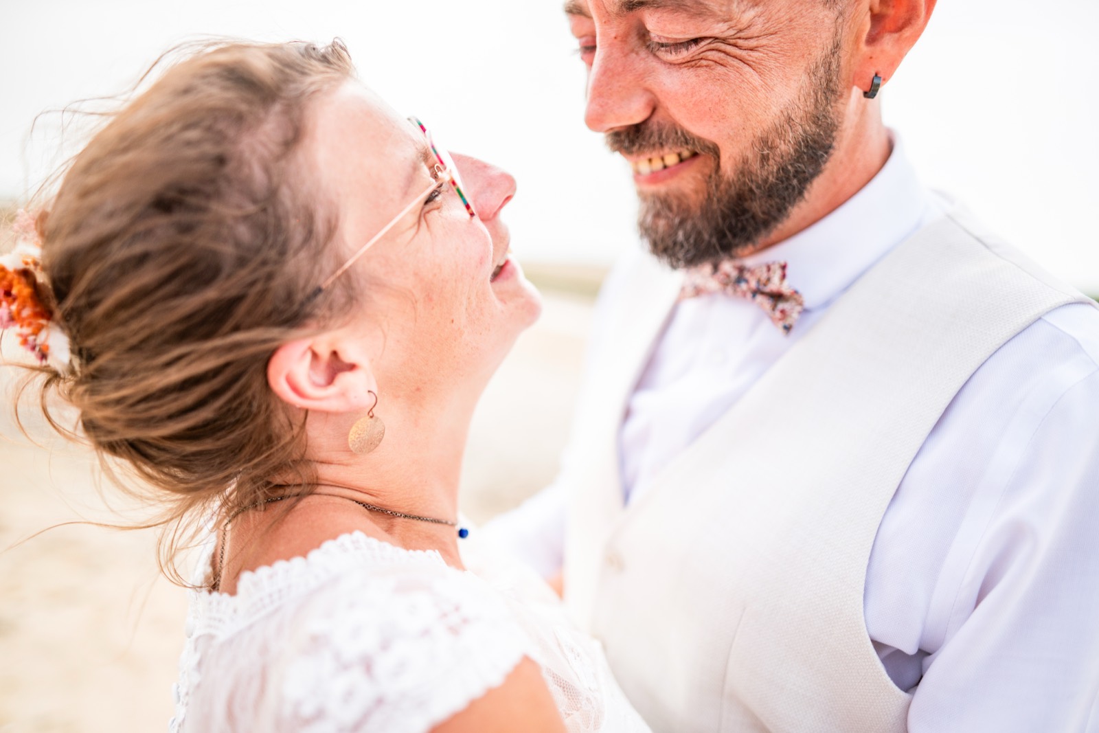Couple complice en bord de mer — séance couple Manche, Arnaud Chapelle