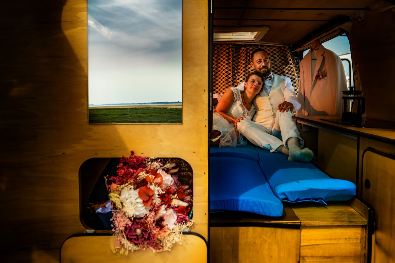 Couple dans un van face à la baie à la Pointe d'Agon — Arnaud Chapelle photographe Normandie