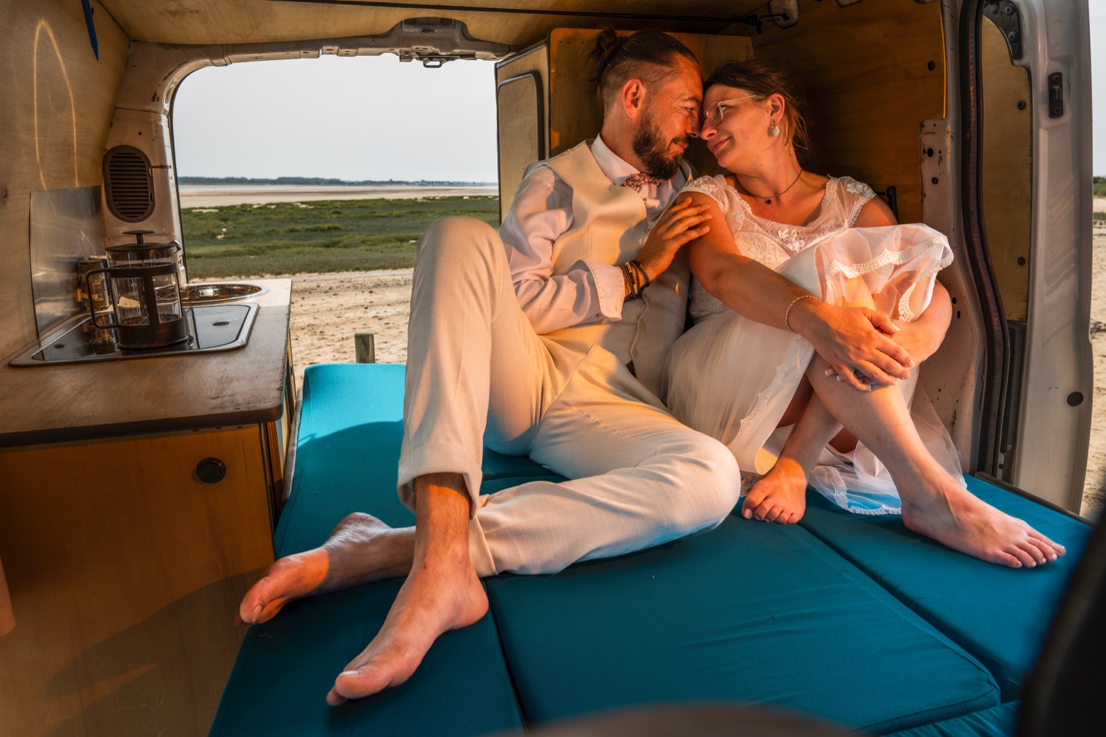 Couple au coucher du soleil à la Pointe d'Agon, Manche — Arnaud Chapelle