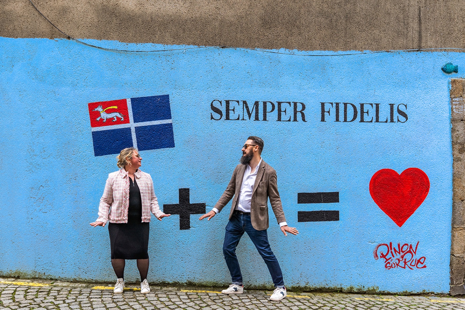 Le couple devant la fresque bleue Semper Fidelis : drapeau de Saint-Malo + cœur rouge — séance engagement — Arnaud Chapelle