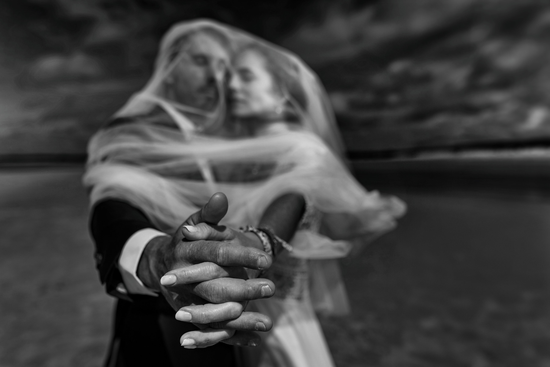 Mains enlacées, couple sous le voile