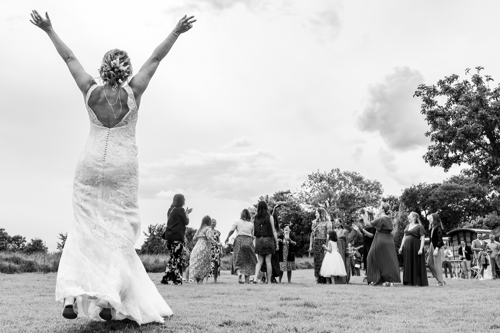 Lancer du bouquet — mariage au Domaine du Champ Delaunay — Arnaud Chapelle
