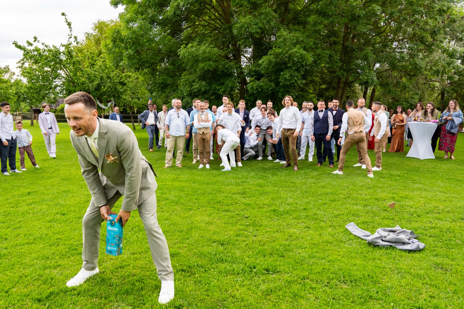 Jeux et rires pendant le vin d'honneur — Domaine du Champ Delaunay, près de Caen — Arnaud Chapelle