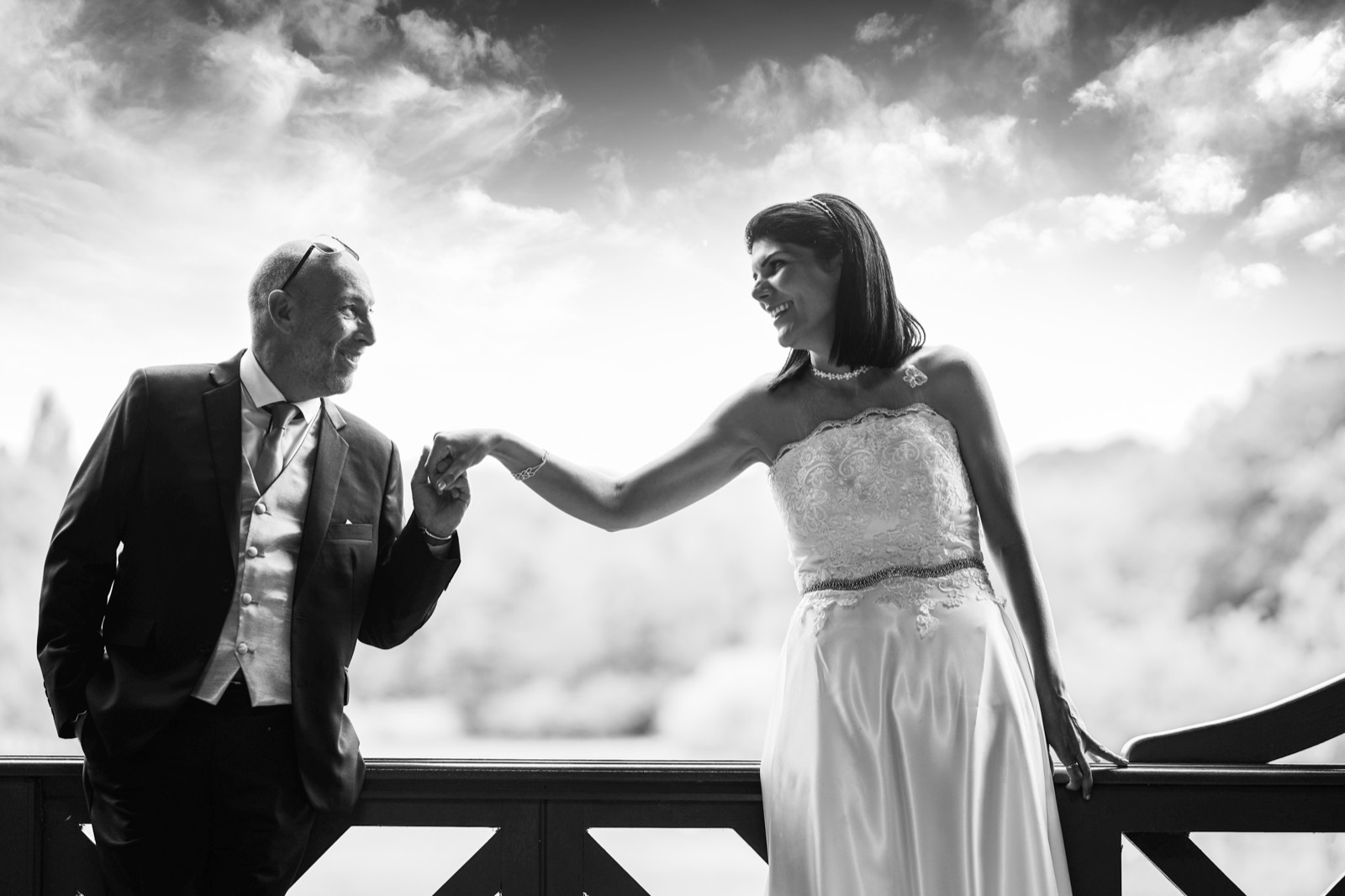 Portrait des mariés complices, en noir et blanc — mariage au Château de Canon, Pays d'Auge — Arnaud Chapelle