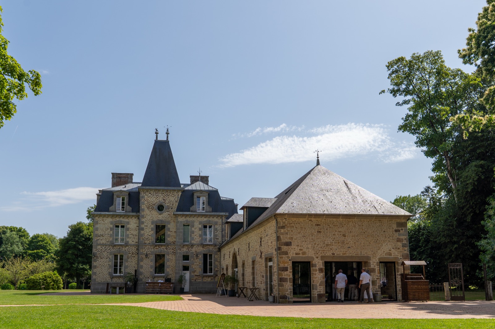 Les Châteaux de La Lucerne d'Outremer — le château du XIXᵉ et la salle de réception en pierre (anciennes écuries) — lieu de mariage dans la Manche — Arnaud Chapelle