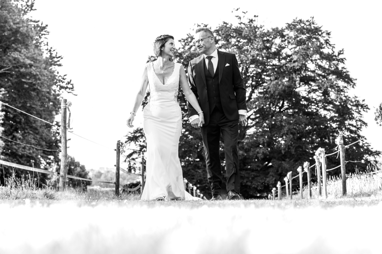 Portrait des mariés dans le parc, en noir et blanc — mariage aux Châteaux de La Lucerne d'Outremer (Manche) — Arnaud Chapelle