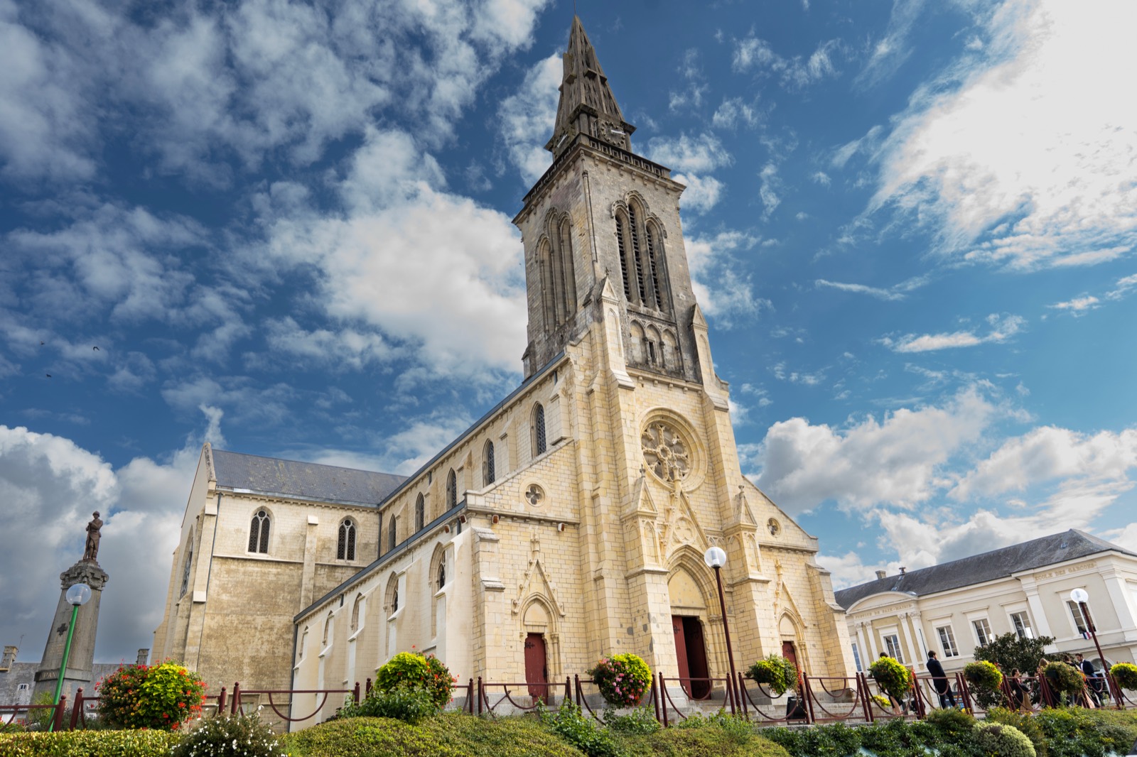 Église de Percy-en-Normandie — cérémonie de mariage avant la réception au Château de la Roque — Arnaud Chapelle