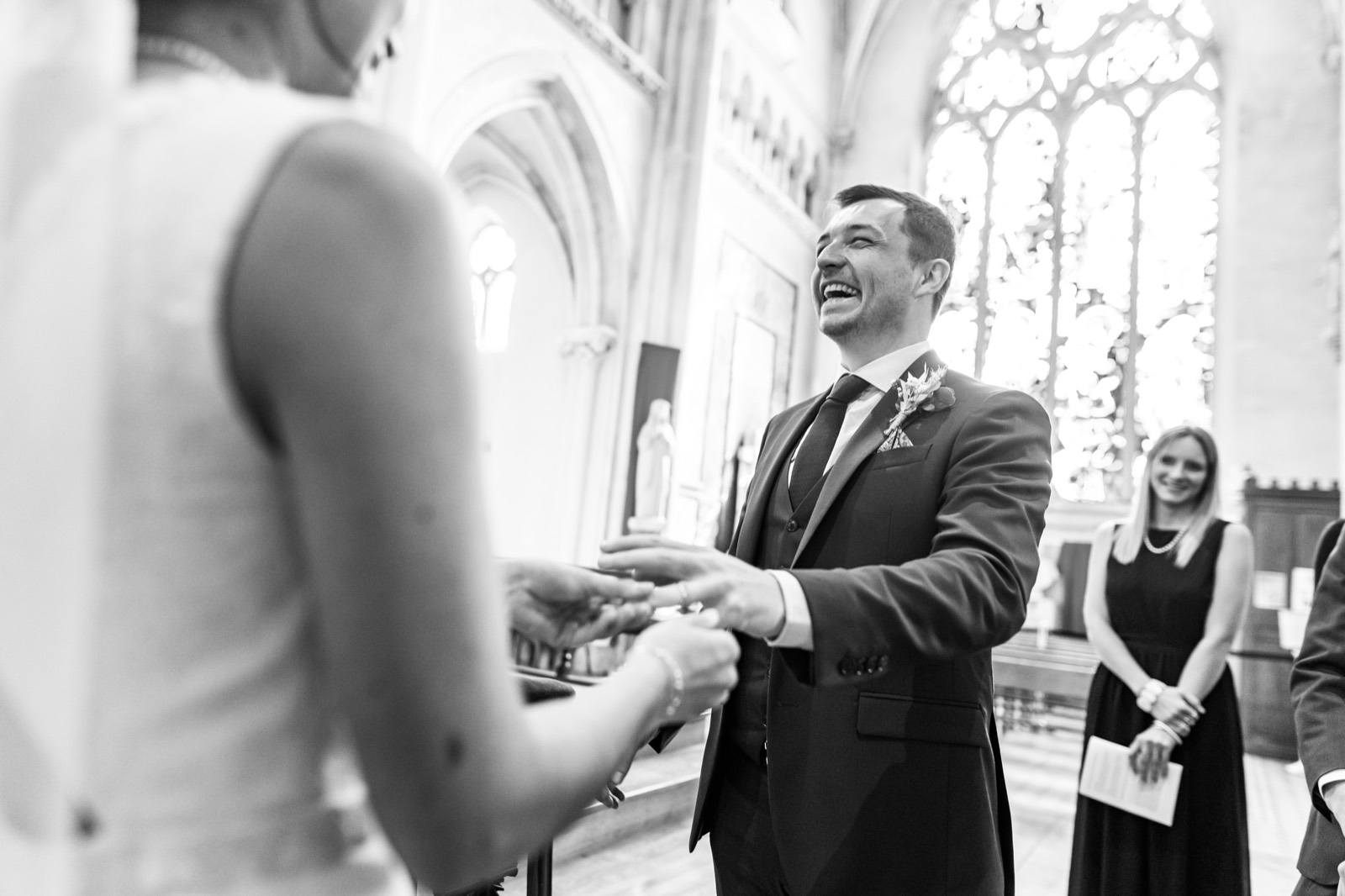 Échange des alliances pendant la cérémonie — mariage au Château de la Roque, Manche — Arnaud Chapelle