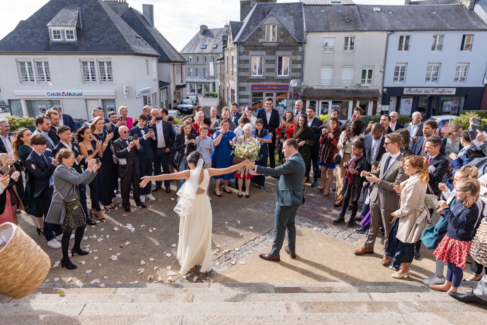 Sortie des mariés sous les pétales — reportage de mariage dans la Manche — Arnaud Chapelle