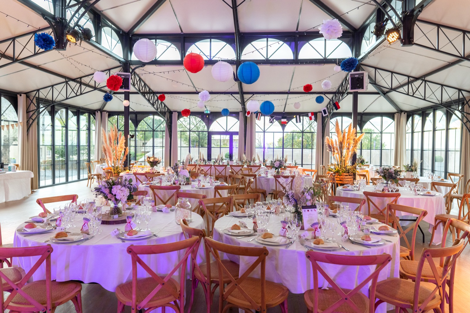 L'Orangerie du Château de la Roque dressée pour le dîner de mariage — verrière, Manche — Arnaud Chapelle
