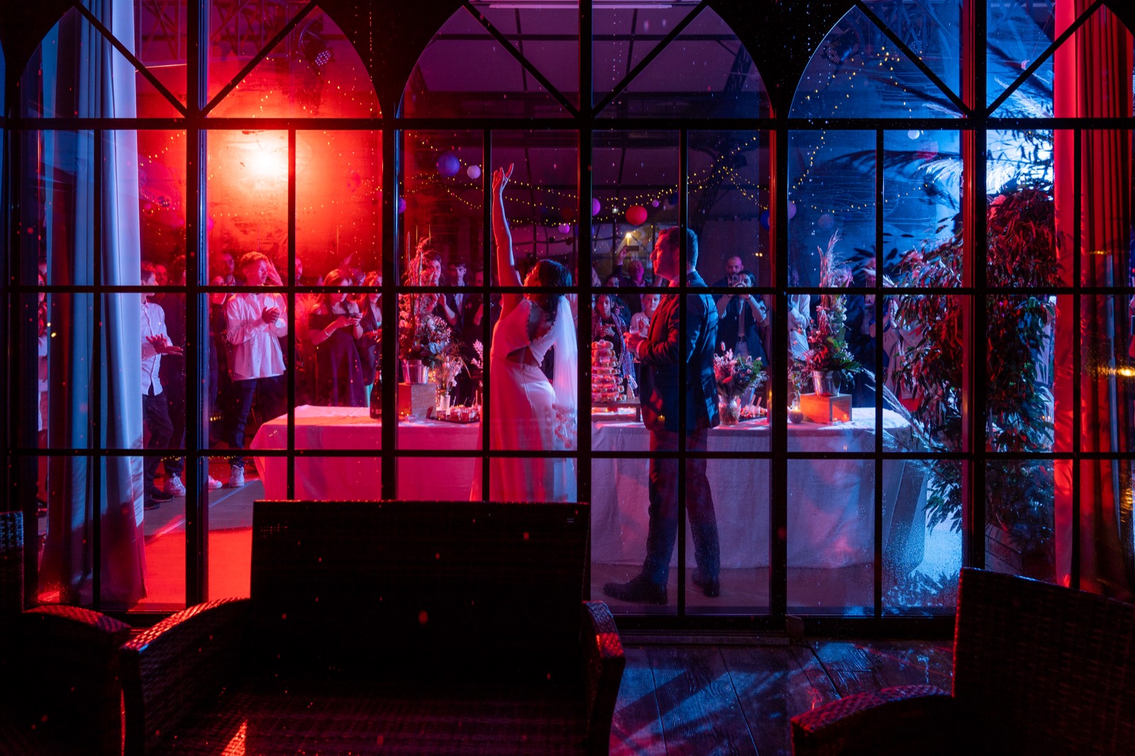 Soirée de mariage vue à travers la verrière de L'Orangerie — Château de la Roque — Arnaud Chapelle