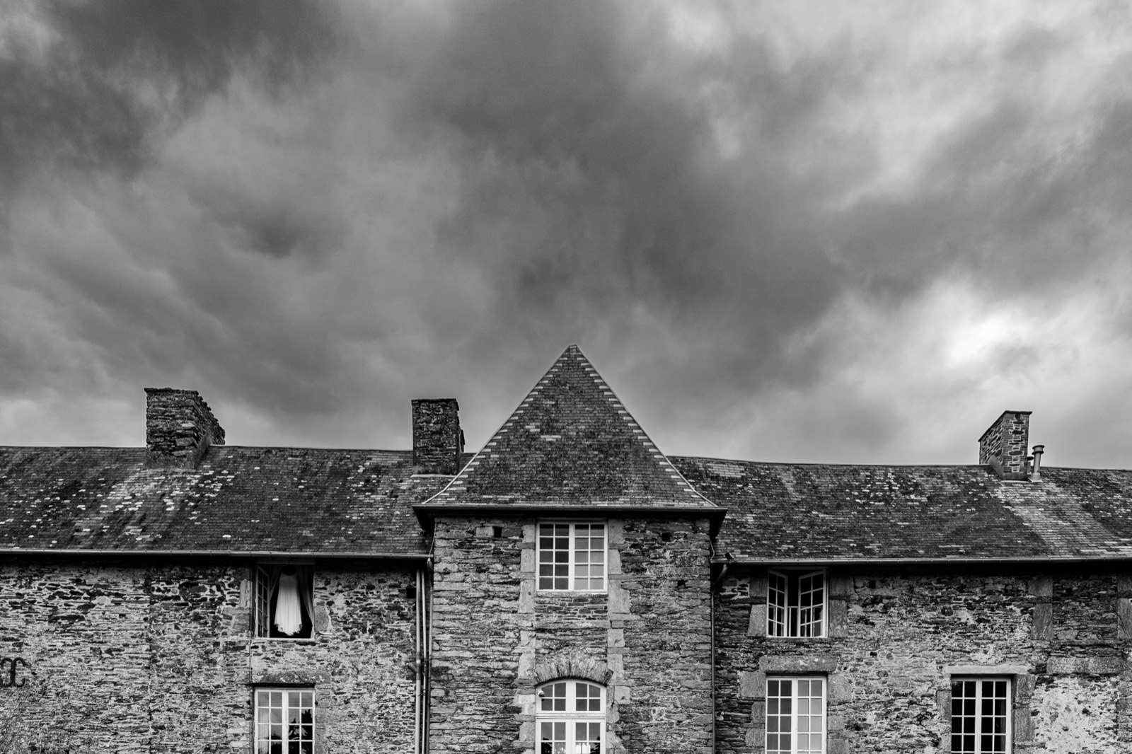 La façade en pierre de schiste du Château de la Roque sous les nuages — Théreval (Manche) — Arnaud Chapelle