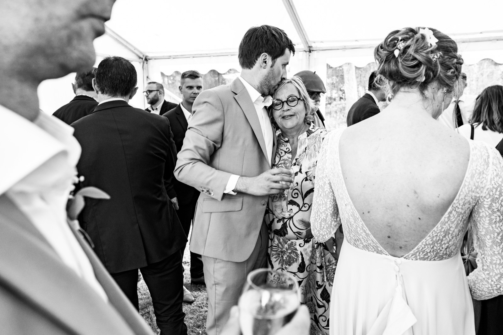 Émotion au vin d'honneur — mariage au Château de la Roque, près de Saint-Lô — Arnaud Chapelle