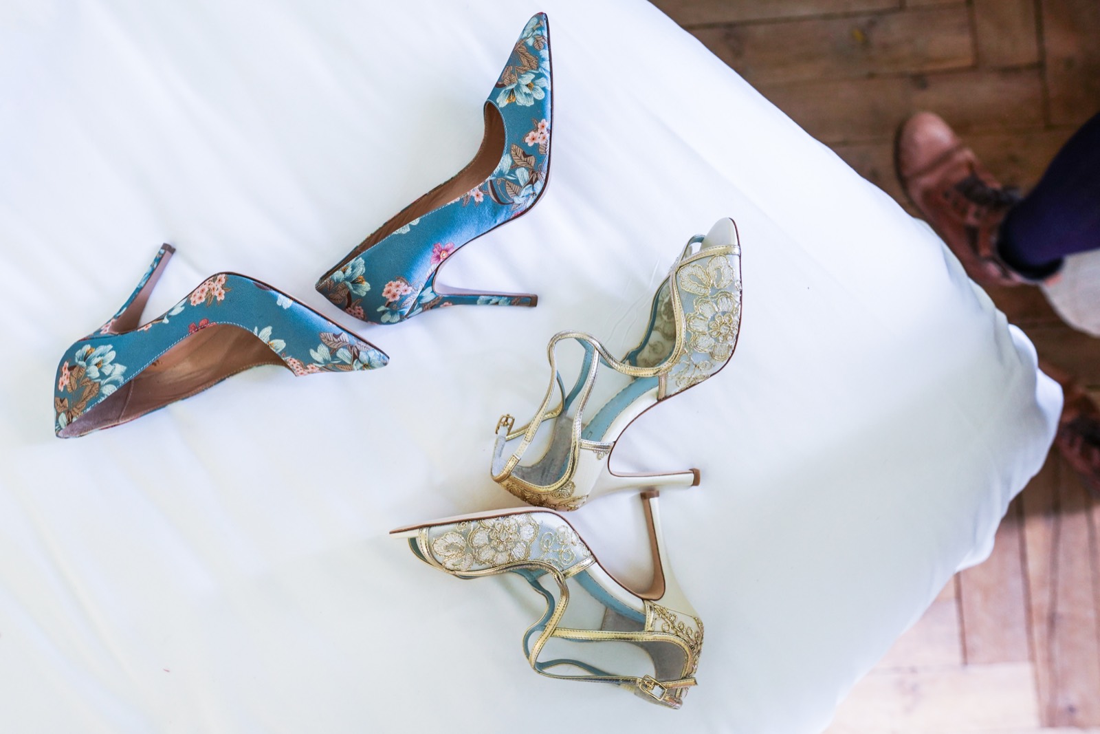 Les chaussures des mariés posées sur le lit — préparatifs d'un mariage au Château du Perron, près de Saint-Lô — Arnaud Chapelle