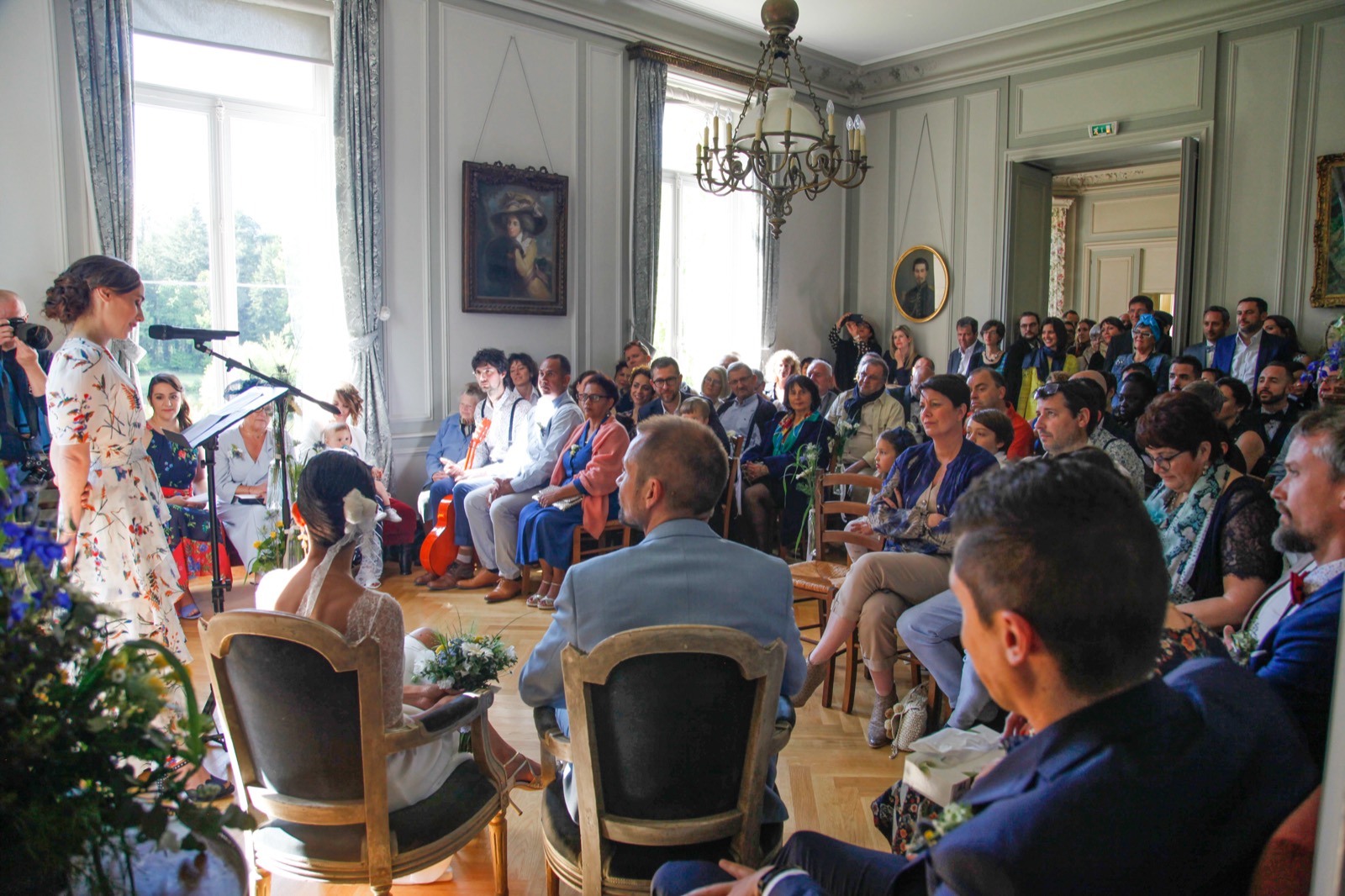 Cérémonie laïque dans un salon du château, les invités en cercle — mariage au Château du Perron (Manche) — Arnaud Chapelle