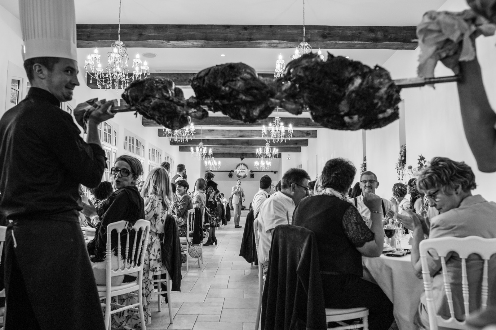 Service du dîner sous les lustres de l'Orangerie — réception de mariage au Château du Perron (Manche) — Arnaud Chapelle