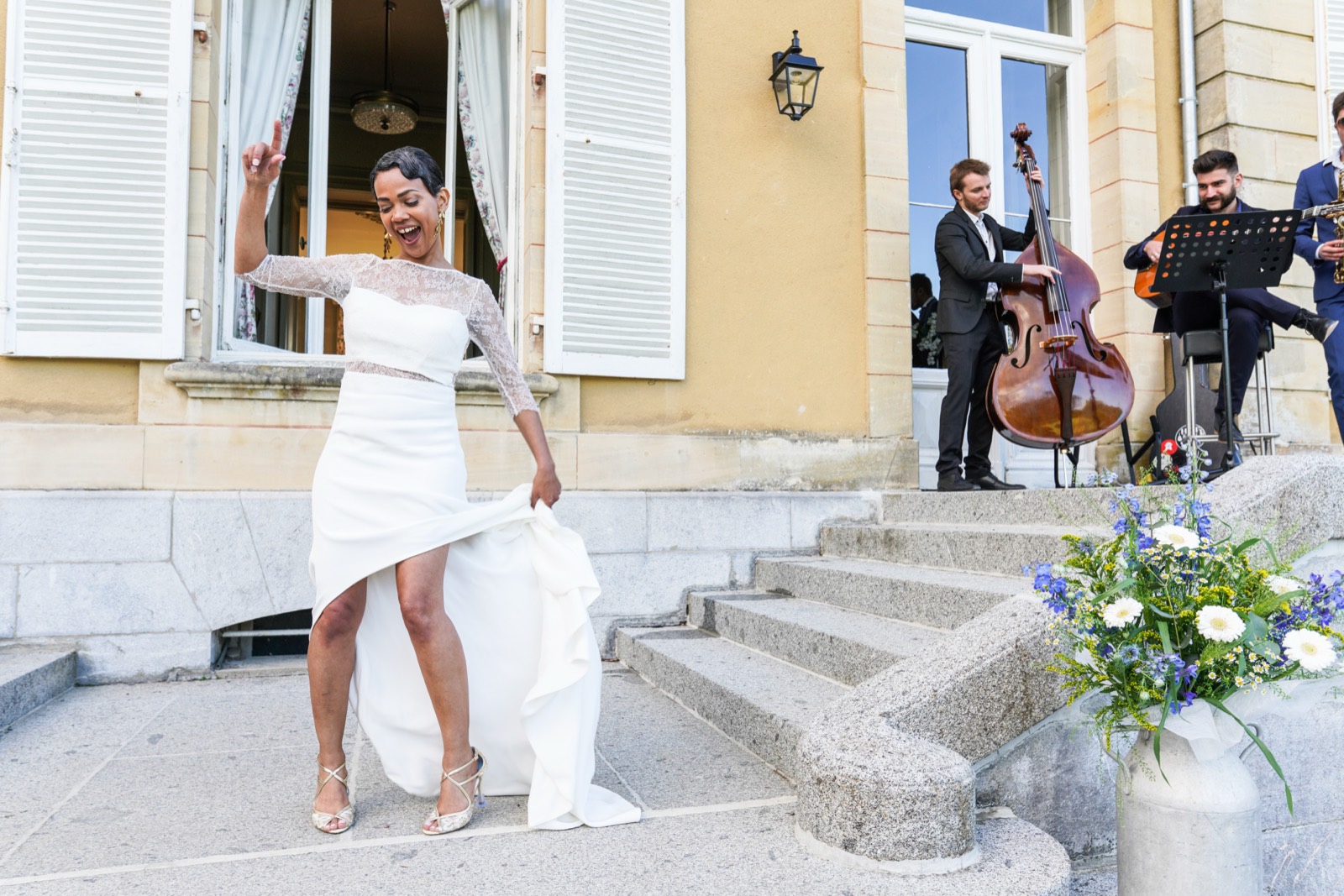La mariée danse sur le perron du château au son des musiciens — mariage au Château du Perron (Manche) — Arnaud Chapelle