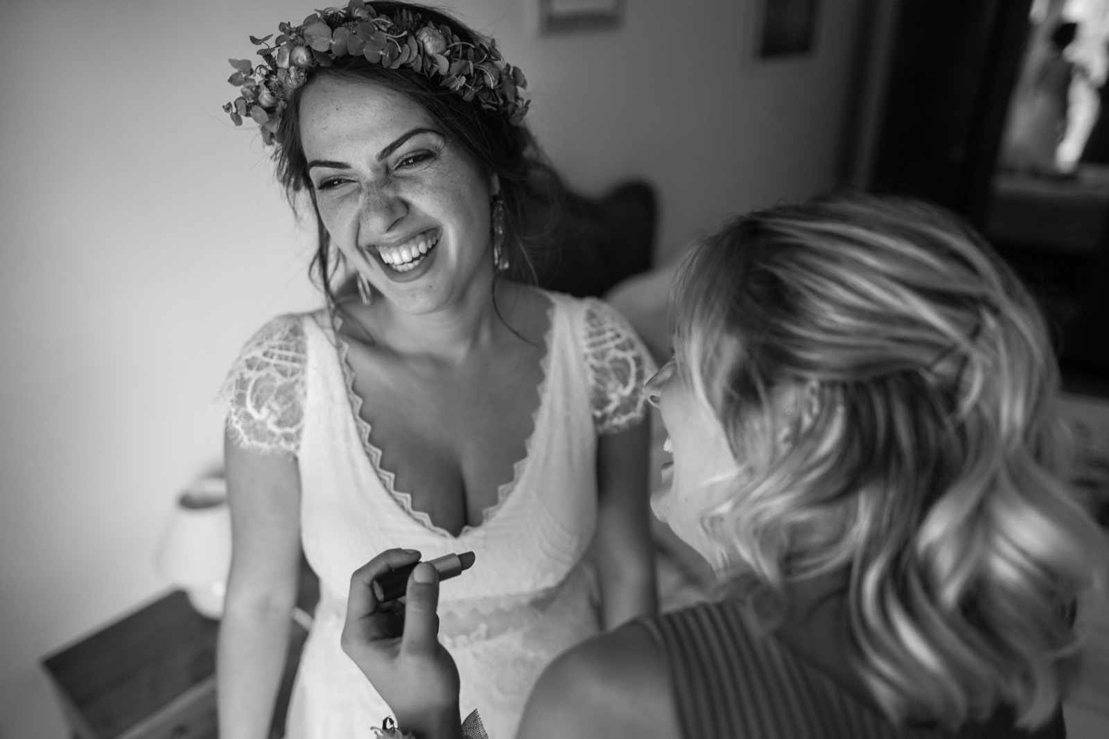 La mariée et sa couronne de fleurs, fou rire pendant les préparatifs, en noir et blanc — mariage au Cœur de Combray (Calvados) — Arnaud Chapelle